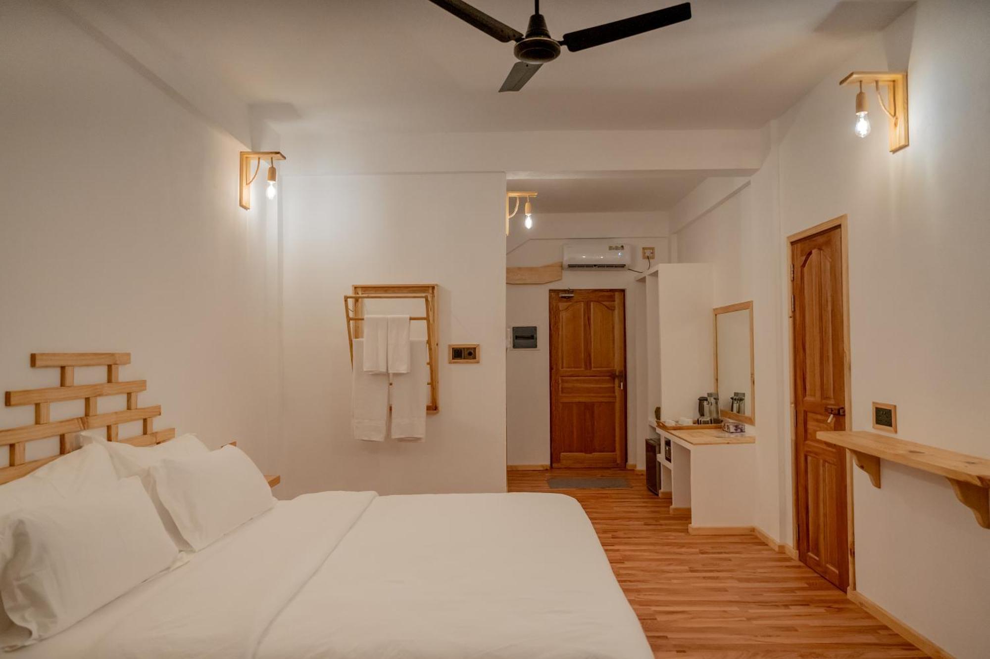 Manta Sea View Himandhoo Hotel Exterior photo