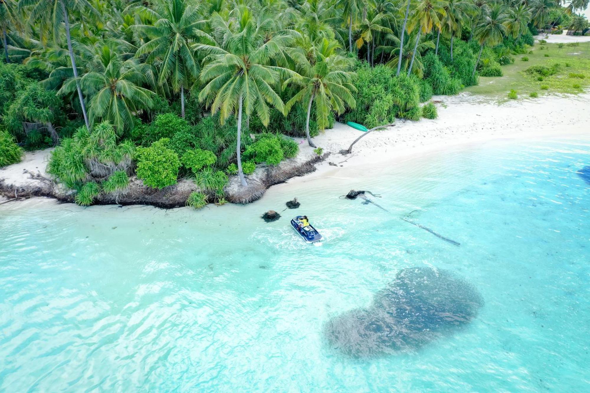 Manta Sea View Himandhoo Hotel Exterior photo