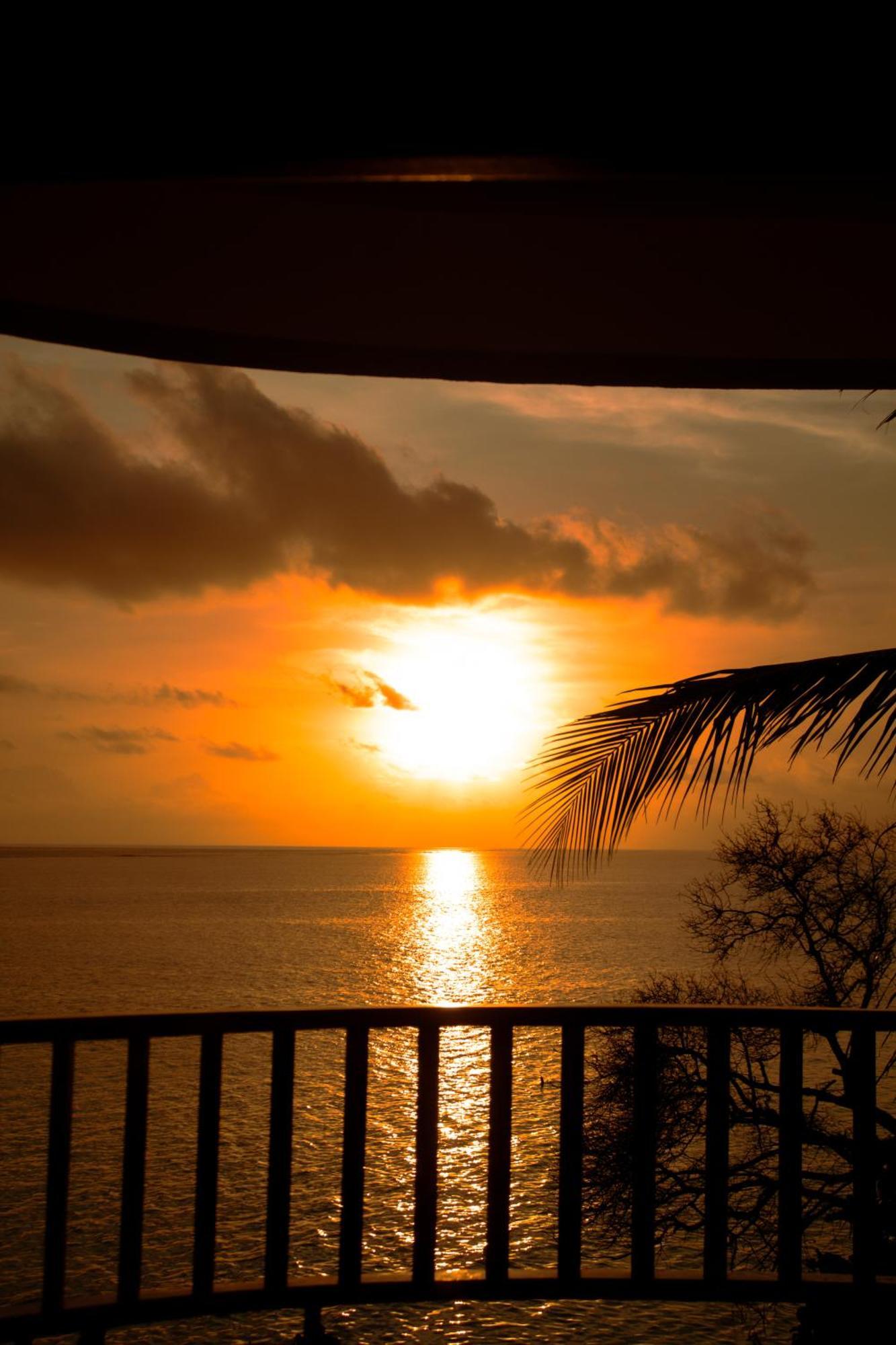Manta Sea View Himandhoo Hotel Exterior photo