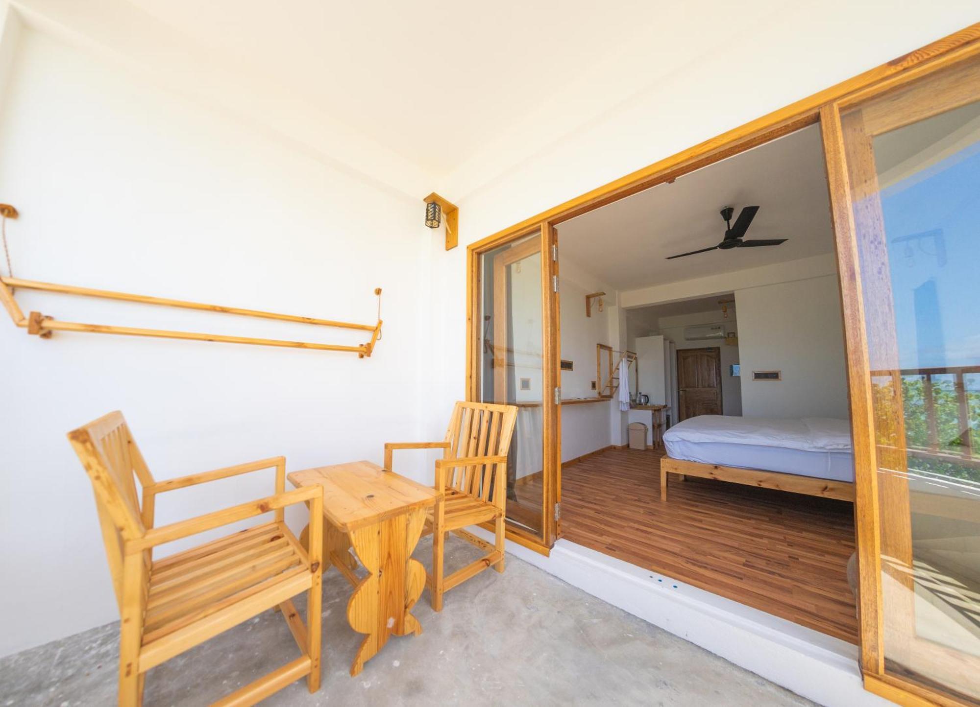 Manta Sea View Himandhoo Hotel Exterior photo
